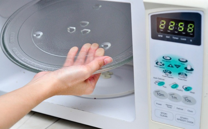 Đặt đĩa xoay khớp với trục để tránh cho đĩa không quay khi vận hành lò